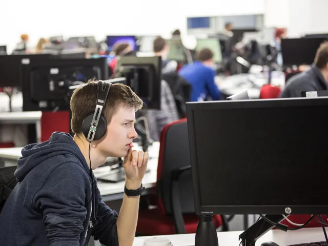 student using computing lab