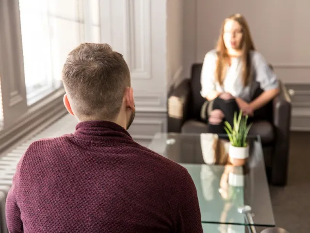 two people having a one to one conversation